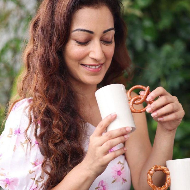 pretzel bagel mug set with model